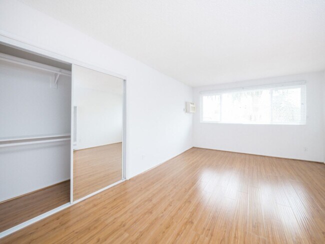 Interior Photo - 817 S. St. Andrews Pl