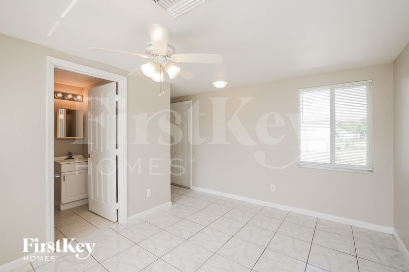 Building Photo - 22 Willow St