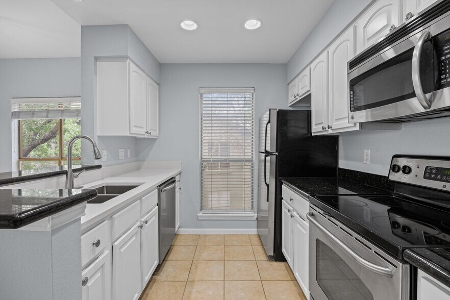 Building Photo - 6000 Shepherd Mountain Cove