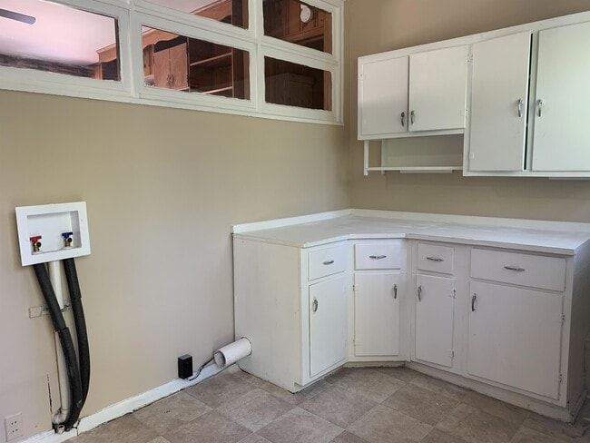 Building Photo - 5421 Pine St