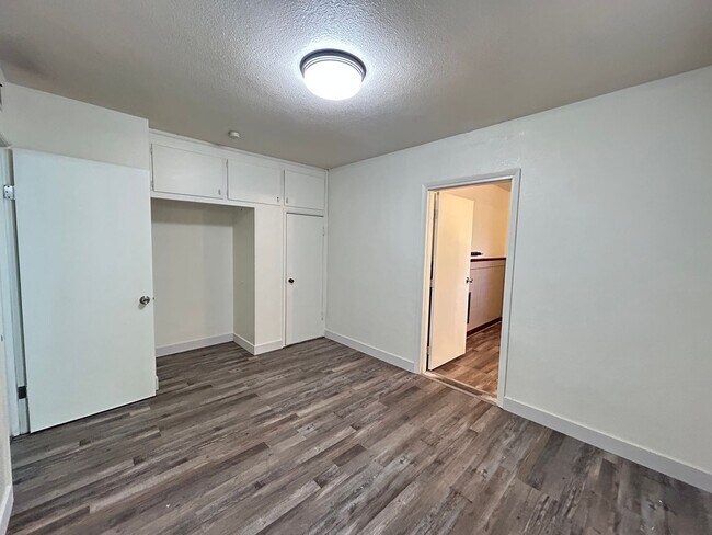 Building Photo - No Hoa! Single Story House with 4 Bedrooms 2 Bathrooms!