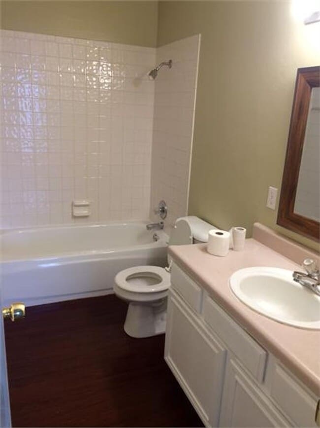 Building Photo - Spacious duplex in Fayetteville!