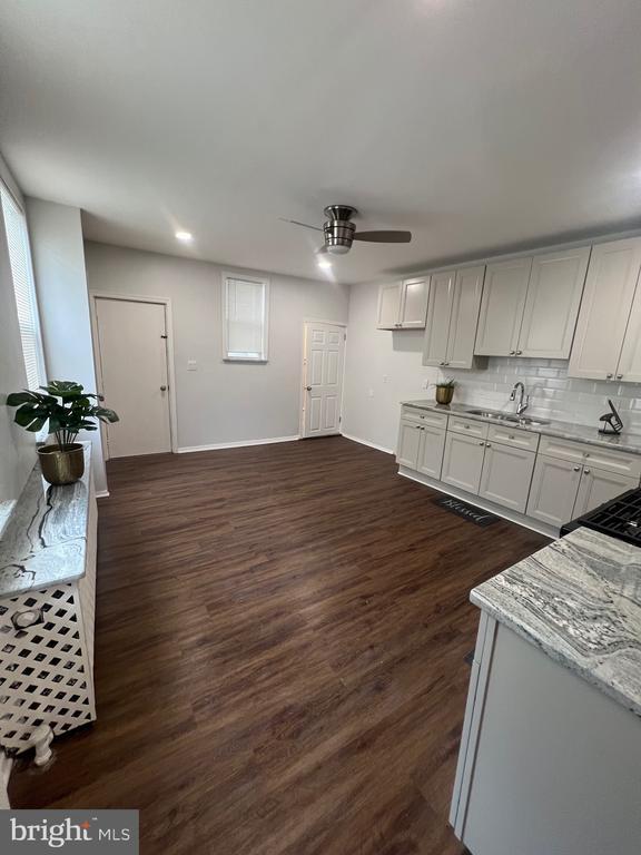 Building Photo - 1731 W 6th St