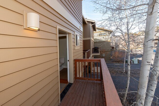 Building Photo - SOUGHT AFTER PENCE PLACE TOWNHOME; DUAL PRIMARY SUITES & SOLAR! MUST SEE!!