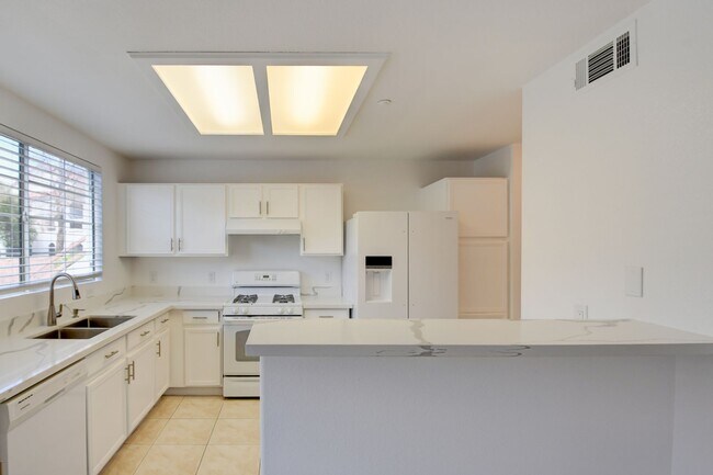 Building Photo - Beautiful 2BR / 2BA Renovated / Modern Con...