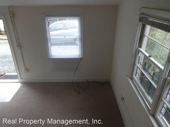 Building Photo - 1 br, 1 bath Apartment - 330 15th St NW 33...