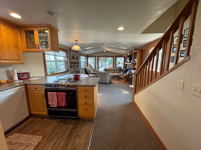 Building Photo - Beach House, Fully Furnished, Short Term J...