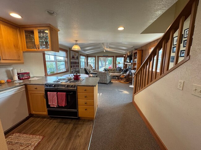 Building Photo - Beach House, Fully Furnished, Short Term January-March (includes all utilities and internet)