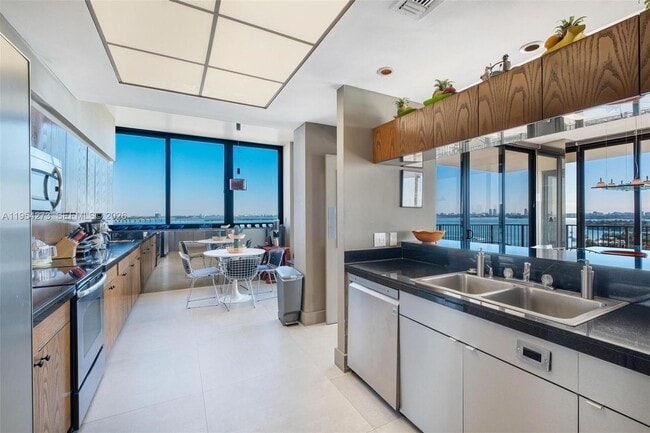 Building Photo - 1000 Venetian Way