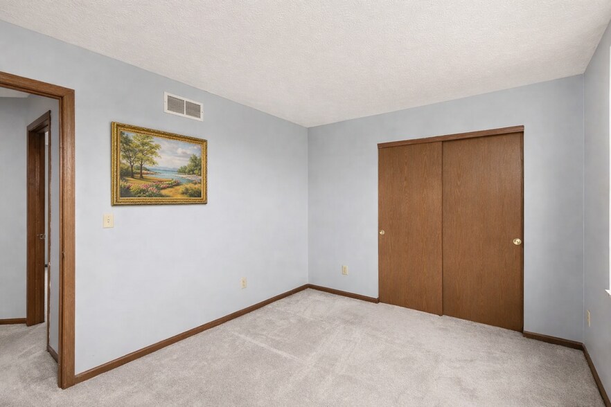 Building Photo - 8635 Oak Creek Dr