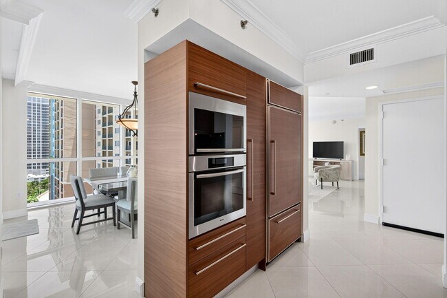 Building Photo - 101 S Fort Lauderdale Beach Blvd