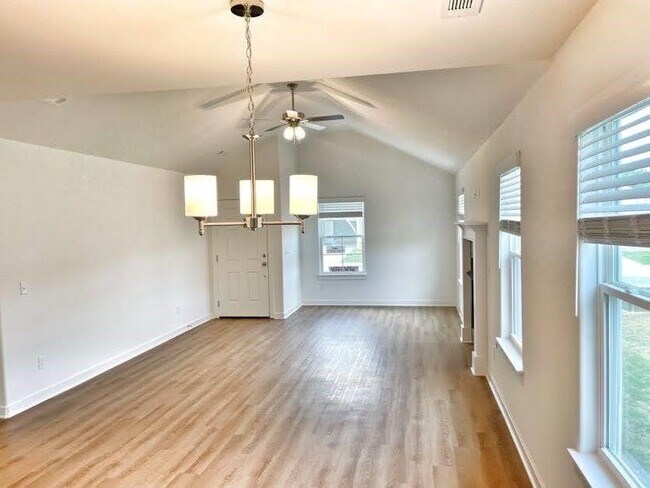 Building Photo - 591 N Cresswell Dr