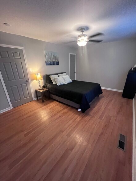 Master bedroom - 5627 Onslow Way