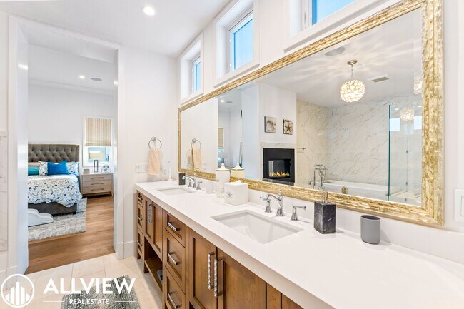 Building Photo - Gorgeous 3 bed 3.5 bathroom home available...