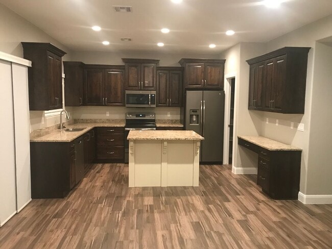 Building Photo - Beautiful townhome with POOL, in Santa Clara with amazing views of Snow Canyon