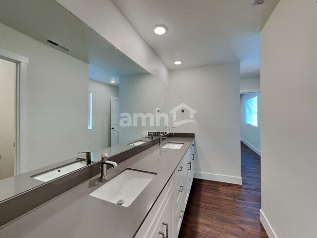 Building Photo - 1022 N Rivermist Pl