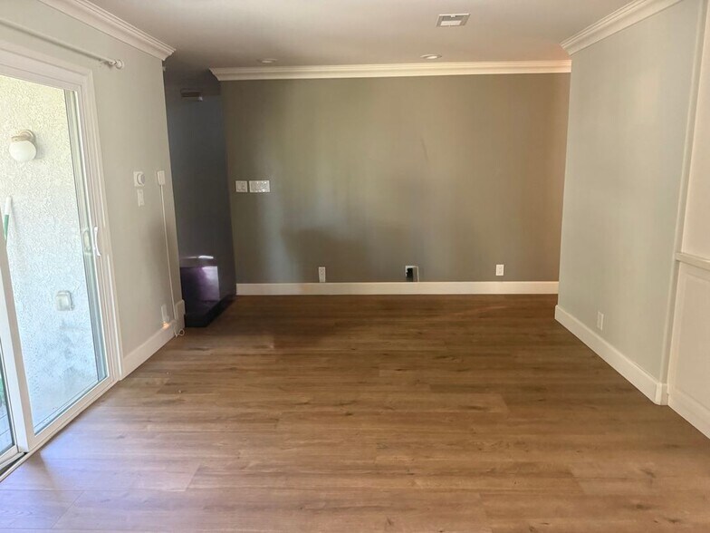 Building Photo - 268 S Seneca Cir