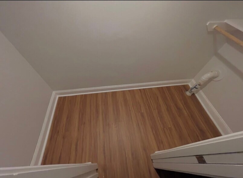 Building Photo - 33 Walnut Knls