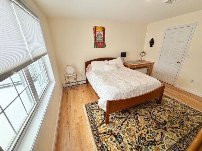 Building Photo - 4 Bedroom Home in South Burlington VT Available 4/1!