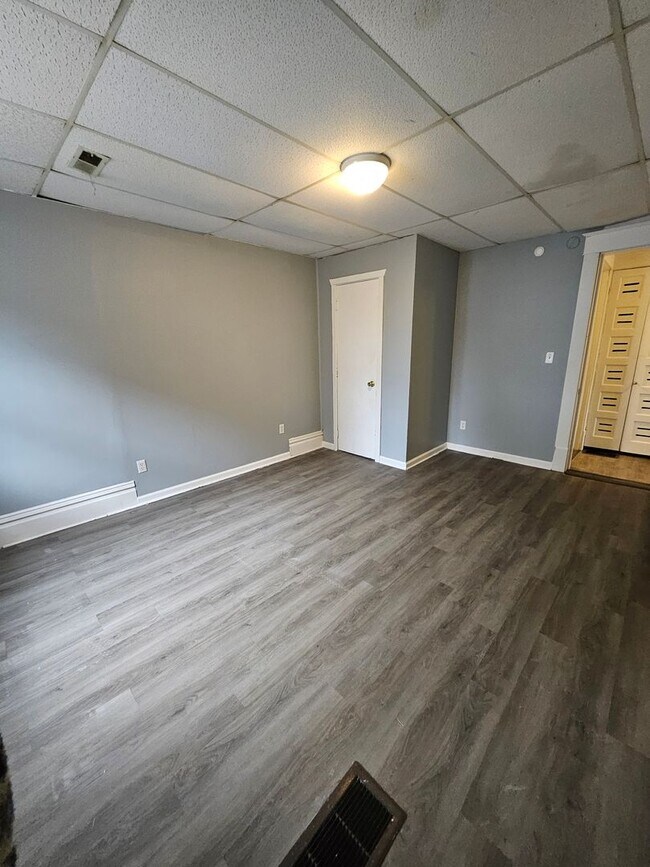 Building Photo - 2nd level 4 bedroom 2 bathroom apartment