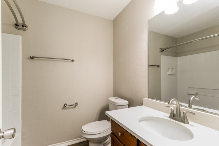 Building Photo - 816 Lightningbug Ln