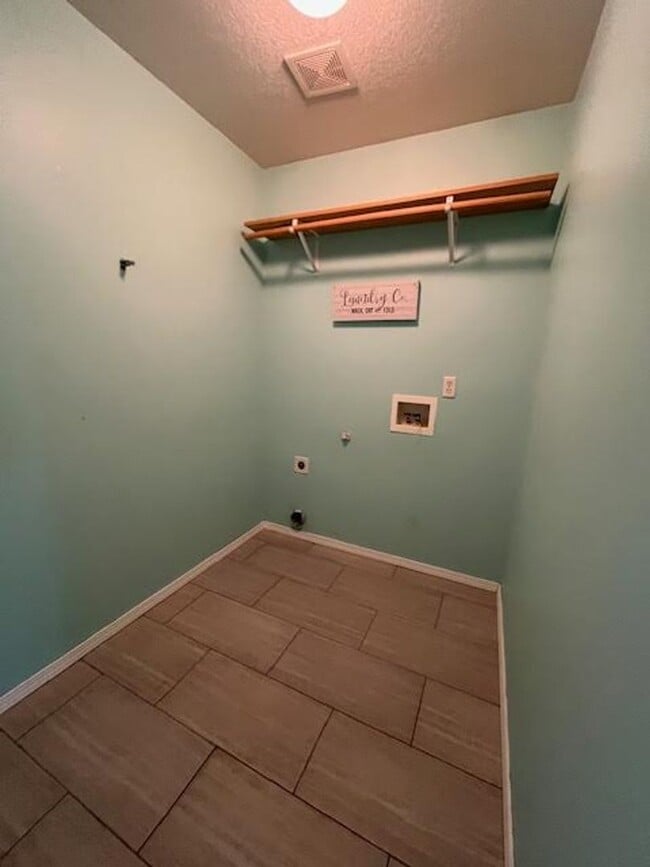 Building Photo - $500 Off first full month!!  3 Bedroom 2.5...