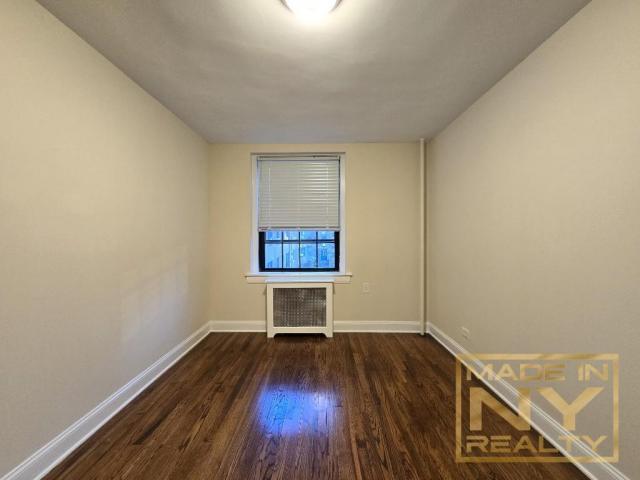 Building Photo - 2 bedroom in SUNNYSIDE GARDENS NY 11104