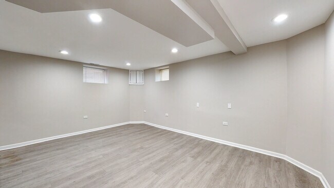 Building Photo - 2215 W Wellington Ave