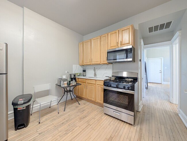Building Photo - Top floor 2 bed 1 bath apartment