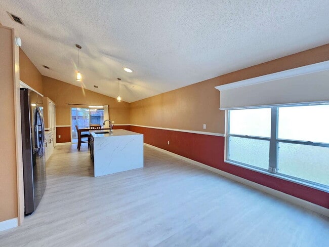 Building Photo - West Melbourne Home