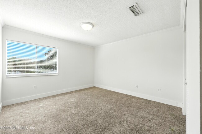 Building Photo - 16 Cove Rd