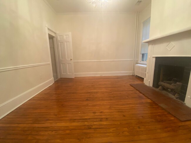 Building Photo - Renovated Georgetown Rowhouse Just Steps A...