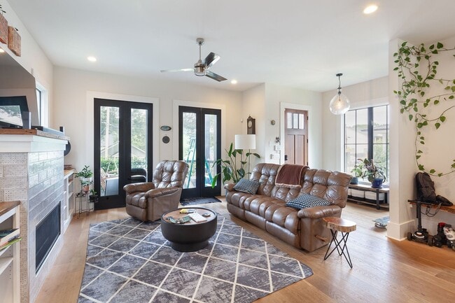 Building Photo - Stunning 4/3.5 Home in Highly Sought-After Area w/ 1300 Sq Ft of Outdoor Space!