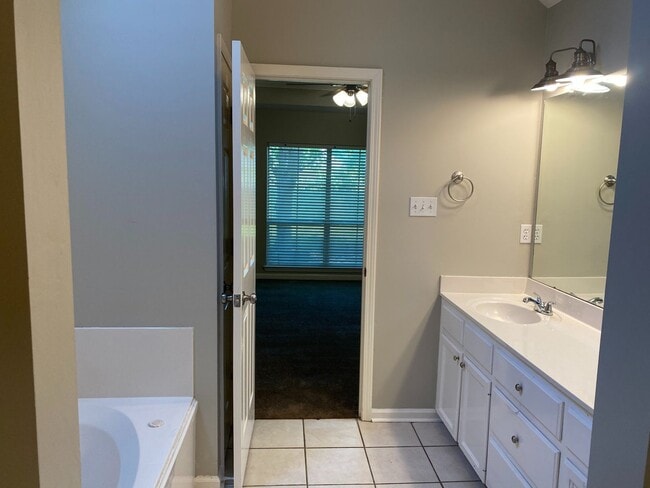 Building Photo - Beautiful 3/2 Home in Lake Azalea Subdivis...