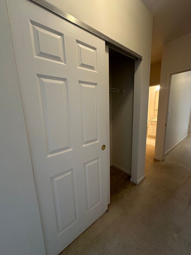 Building Photo - Spacious 2BR/2BA Townhome in Cobblestone F...