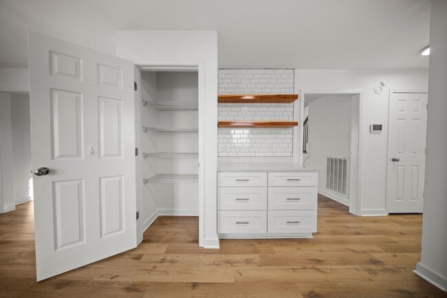 Building Photo - 3 Bedroom 2 Full Bath Home For Rent near Post!