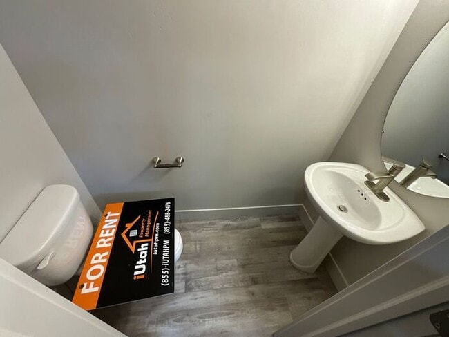 Building Photo - 2 bedroom 2 1/2 bath townhouse