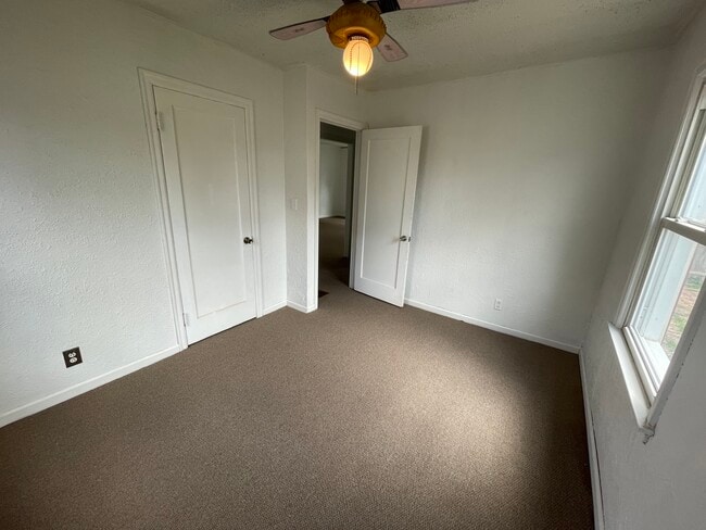 Building Photo - 921 NW D St