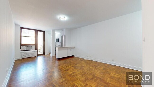 Primary Photo - 165 E 35th St