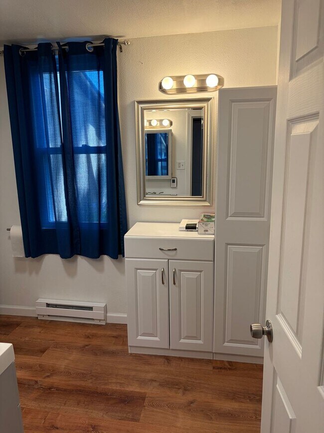 Building Photo - Newly Remodeled Two Bedroom with Sun Room!