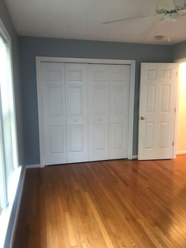 Building Photo - Spacious 3 Bedroom Townhouse Close to Down...