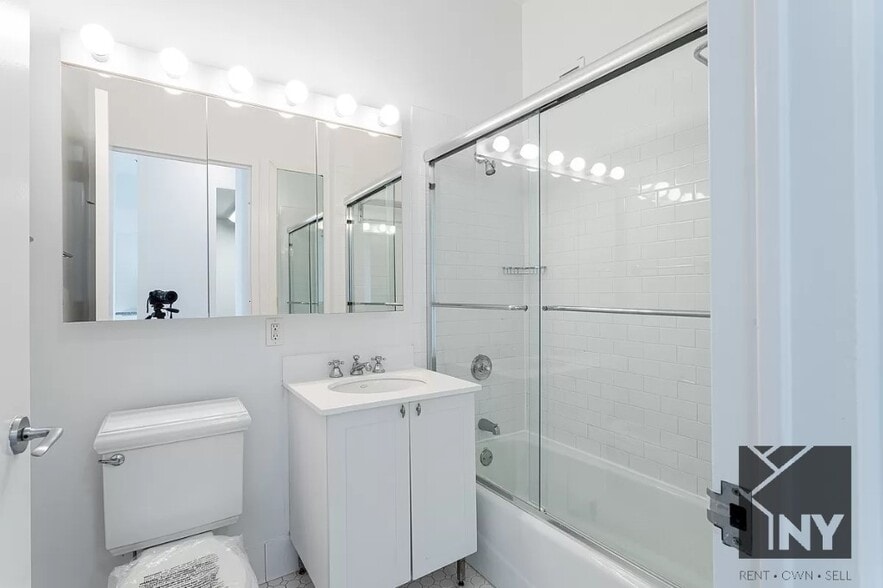 Building Photo - 2 Maiden Ln