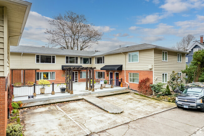 Building Photo - Cedar Crest