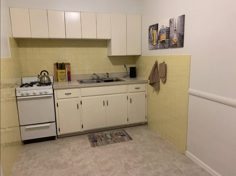 Building Photo - 2021 S Harris Ave