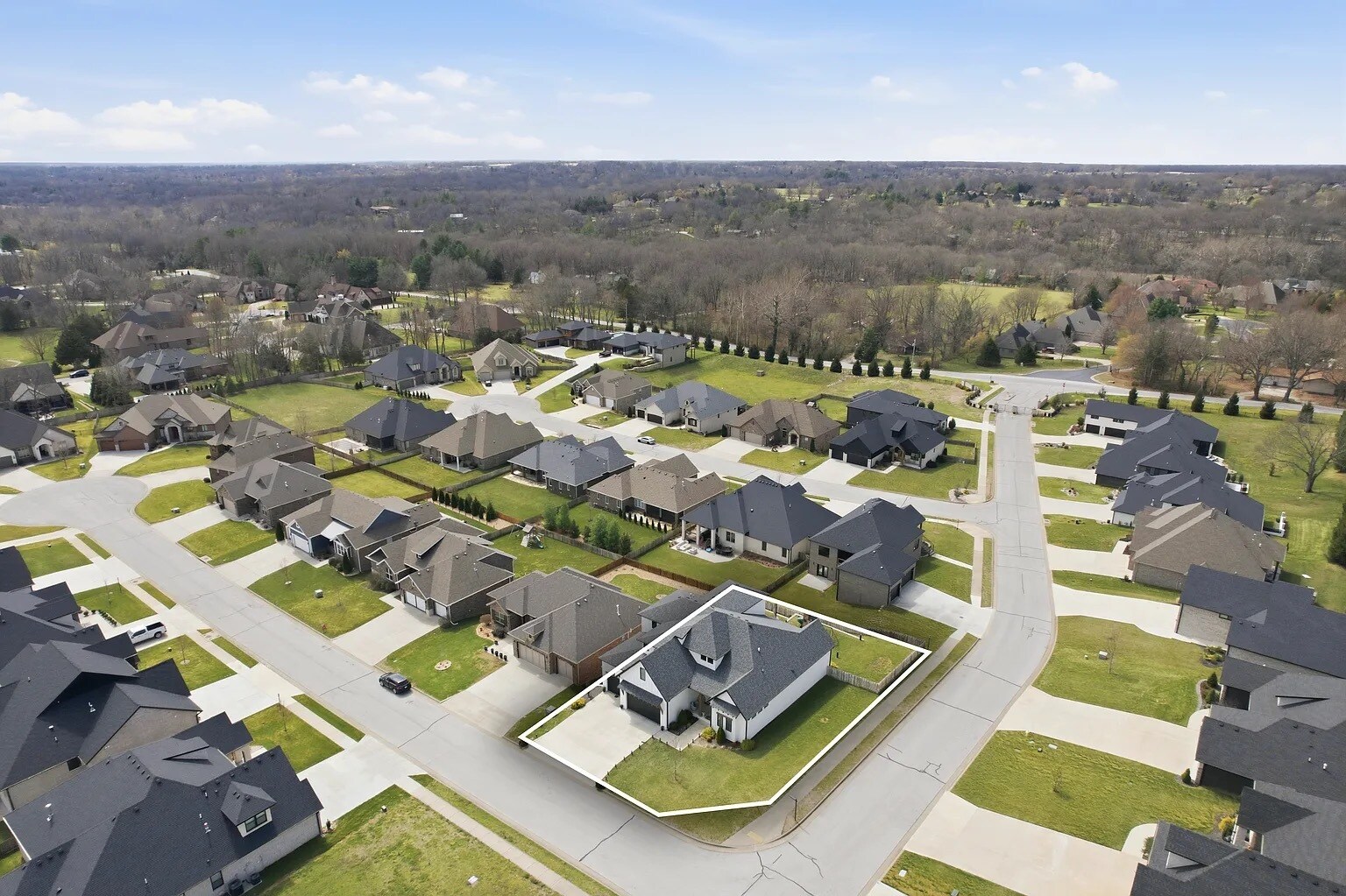 Building Photo - 703 S Hickory Dr