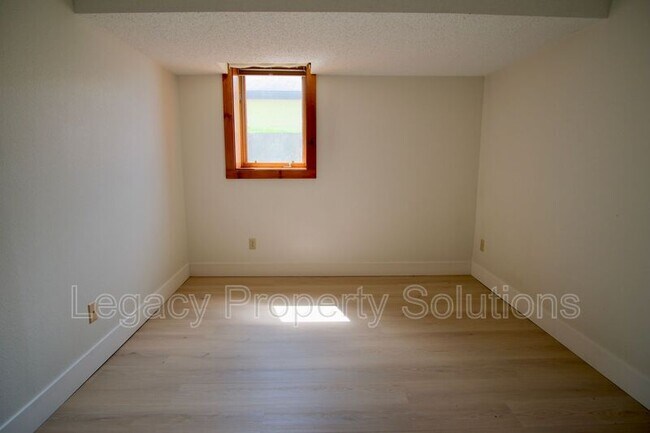 Building Photo - 609 N 13th St