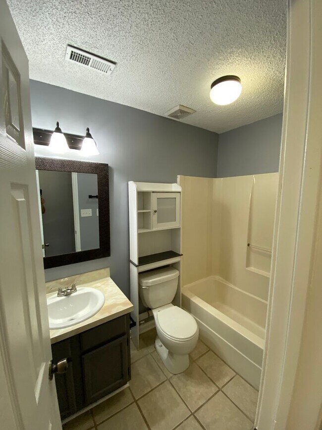Building Photo - Great, 3-bed / 2 full bath location off th...