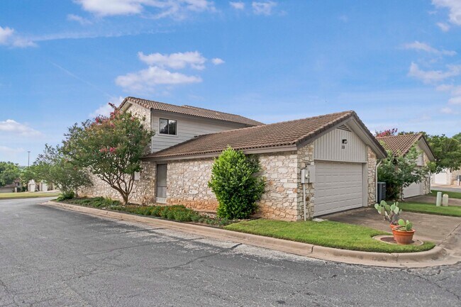 Building Photo - Charming Condo with Golf Course Views in O...