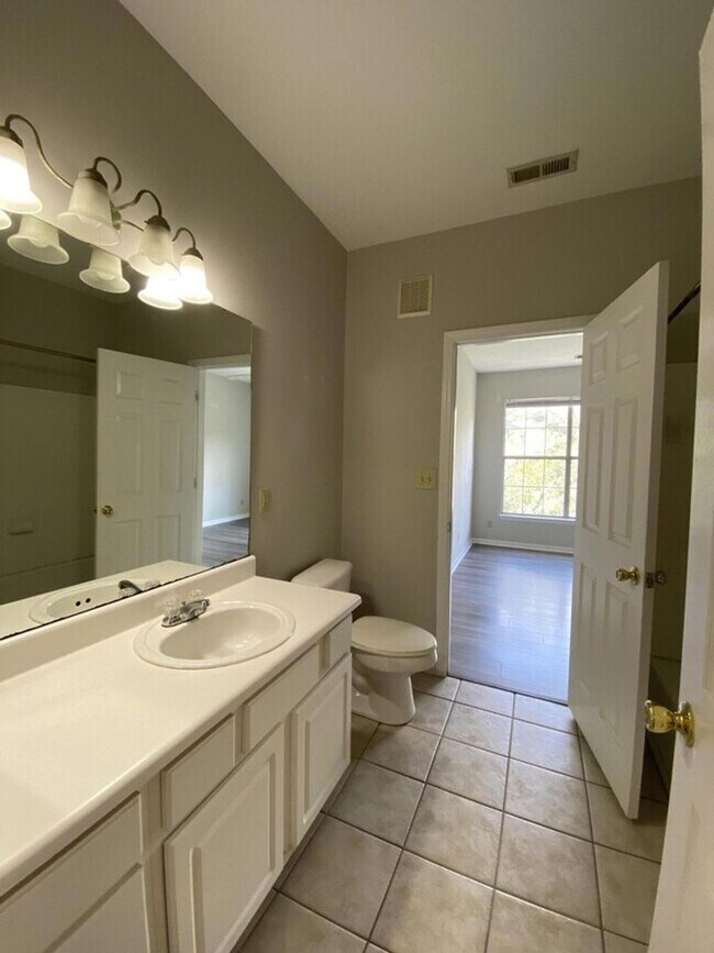 Building Photo - Beautiful Condo in Mount Pleasant!