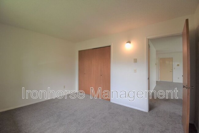 Building Photo - 811 W Villard St